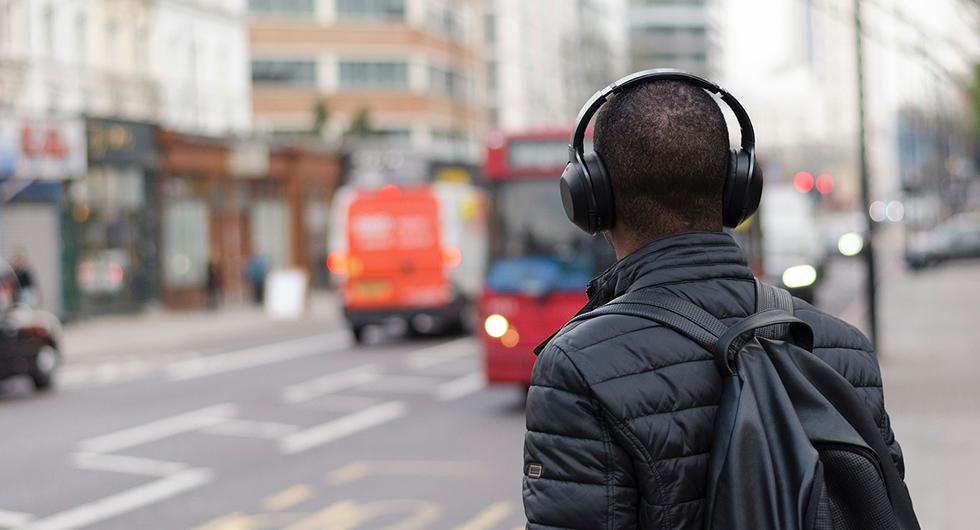Få svenskar vill ha förbud mot hörlurar i trafiken