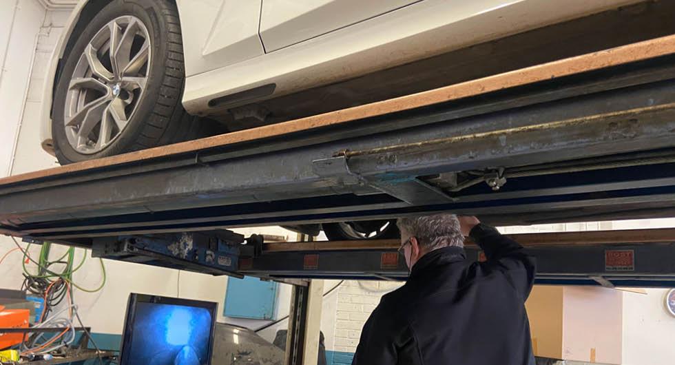 Chassidetaljer, balkar och hålrum undersöks med fiberoptik.