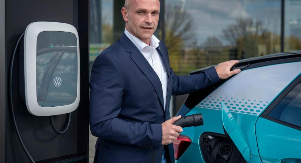 Elbilschefen slutar efter ”extremt intensiv arbetsperiod”