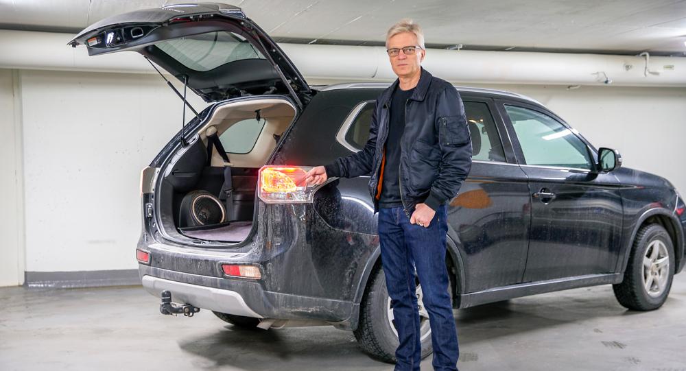 Kenneth Westerberg pekar på ett problem, med LED-lampor blir bakljusen dyra att byta.