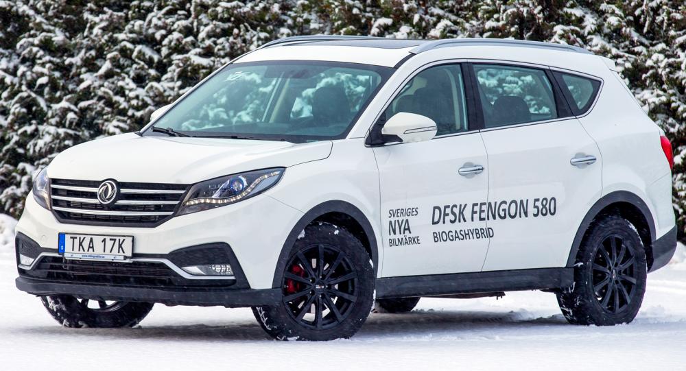 Både dragkrok och vinterhjul ingår i priset. Fälgarna är från Platin Wheels, inte original.