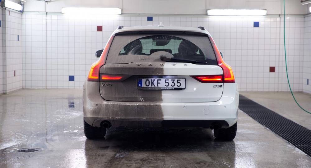 Höger sida har fått en dusch av kallavfettning och spolats av. Skillnaden är... tydlig?