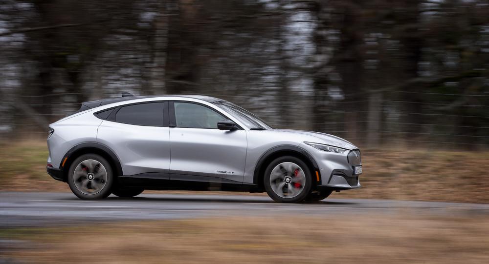Mustang Mach-E är en elektrisk familjesuv. Stort batteri ger ovanligt generös räckvidd.