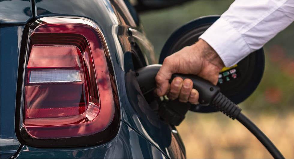 Nya siffror: Elbilar och laddhybrider rusar – nytt ras för bensin och diesel