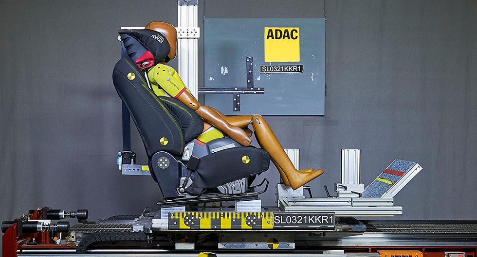 ADAC: Bättre skydd i bilbarnstol med nackskyddet kvar