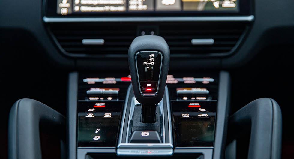 Automatlåda dyrare att köpa – men höjer värdet på bilen