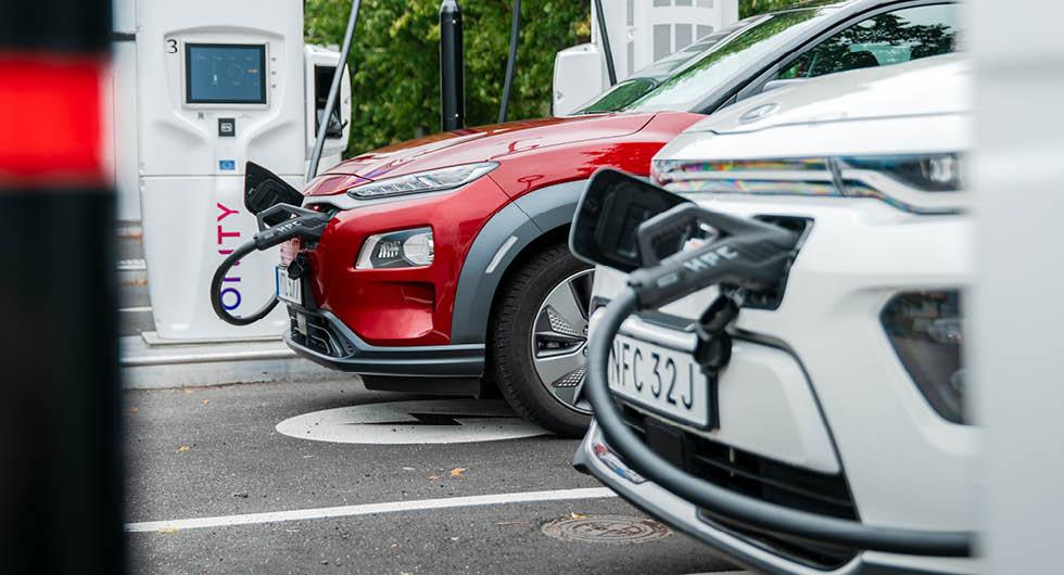 Bilförsäljningen rusar mer än 50 procent – elbilarna backar