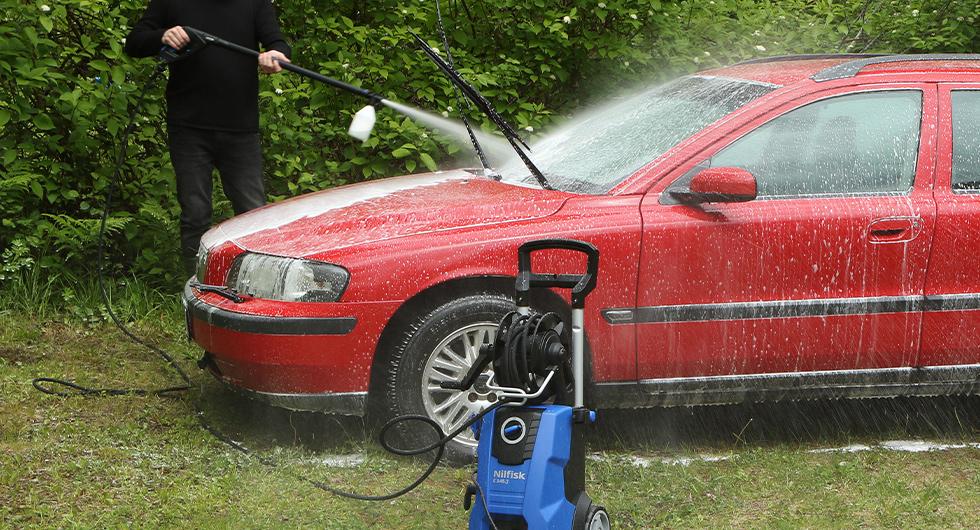 Allt fler tvättar bilen på gatan – trots att det kan vara olagligt