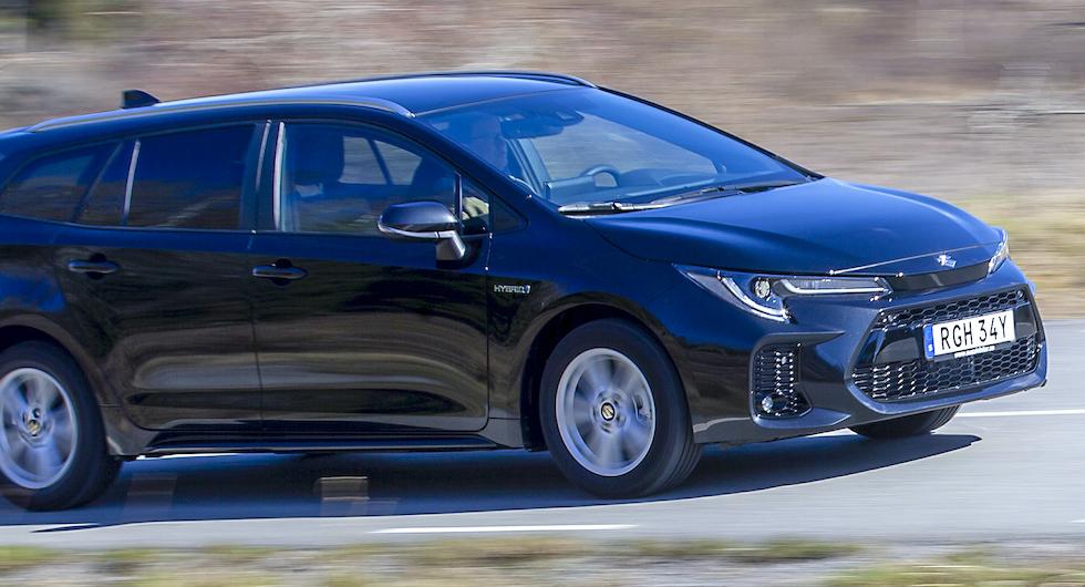 Annorlunda stötfångare där fram och emblemet lite högre upp, annars snarlik Toyota Corolla.
