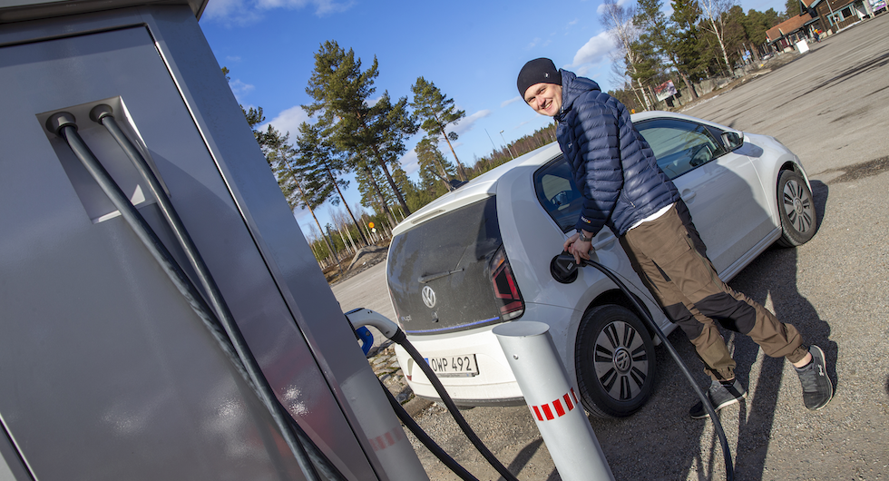 – Elbil är perfekt om man inte har så bråttom, säger Pär-Filip Hellbom som här laddar vid Tönnebro.