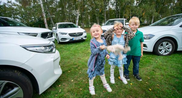 Testlagets juniorsektion sammanträder. Vera, Elsa och Herman (alla 4 år) färdas till vardags i långtestbilarna. Så också Edgar (1 år), på rymmen utanför bild.